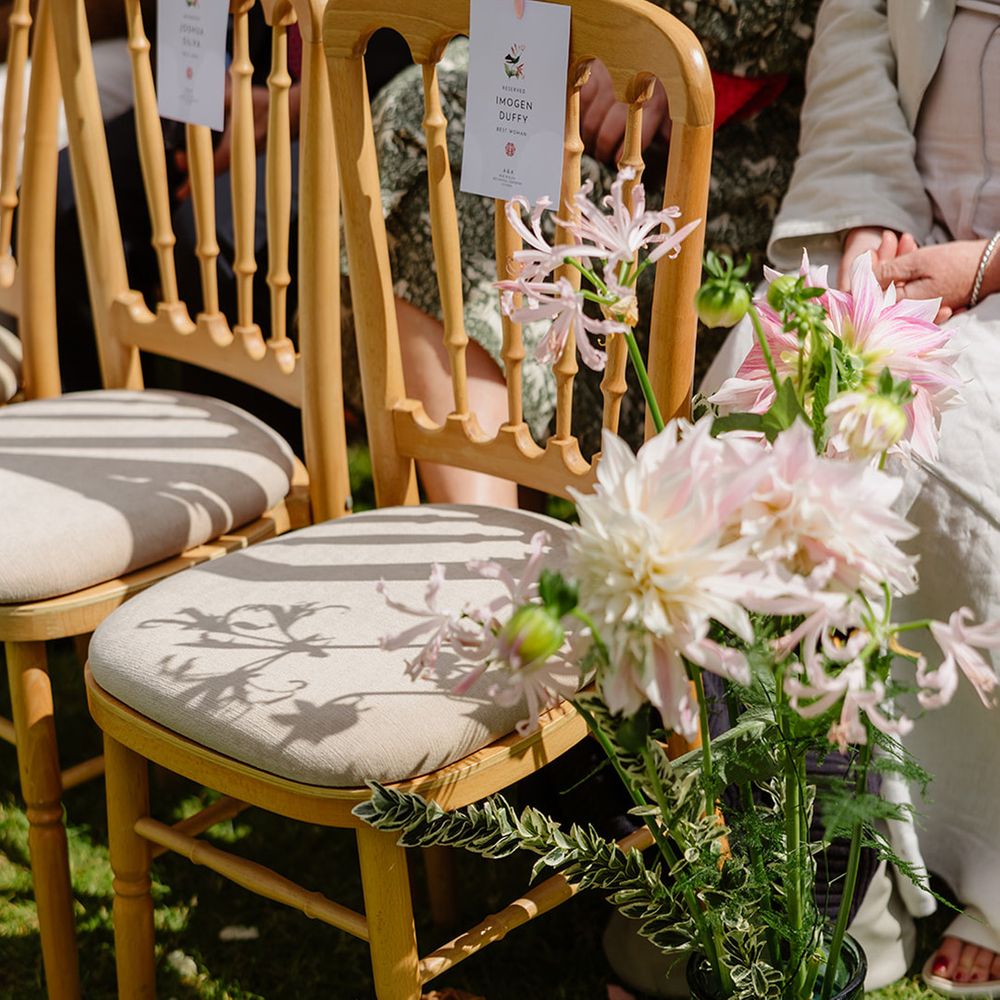 pink-aisle-flowers-with-white-wicker-bag-for-wedding-guests-at-ceremony