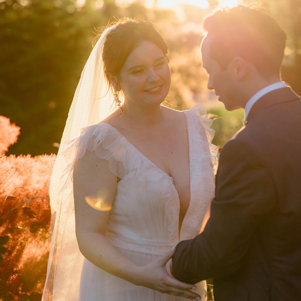 romantic-golden-hour-wedding-photo-of-bride-and-groom-at-wedding