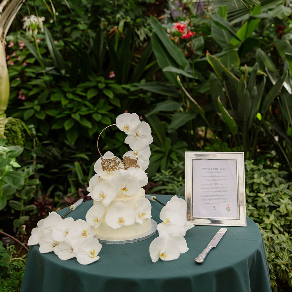 white-orchids-decorate-wedding-cake