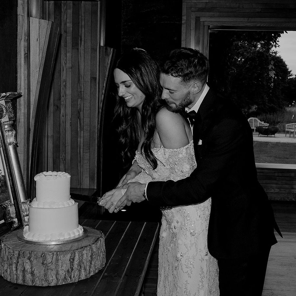 bride-and-groom-cut-their-wedding-cake