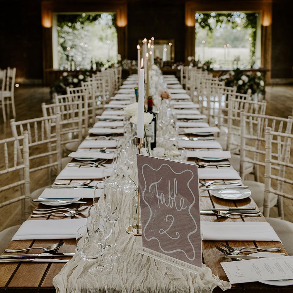 elmore-court-wedding-with-minimalist-wedding-table-decor