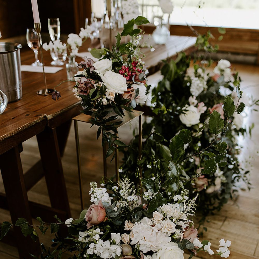 neutral-weddding-flowers-with-foliage-and-white-flowers