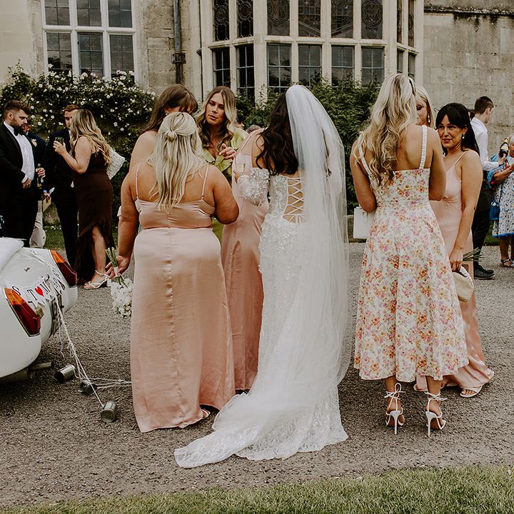 wedding-guests-mingling-at-wedding