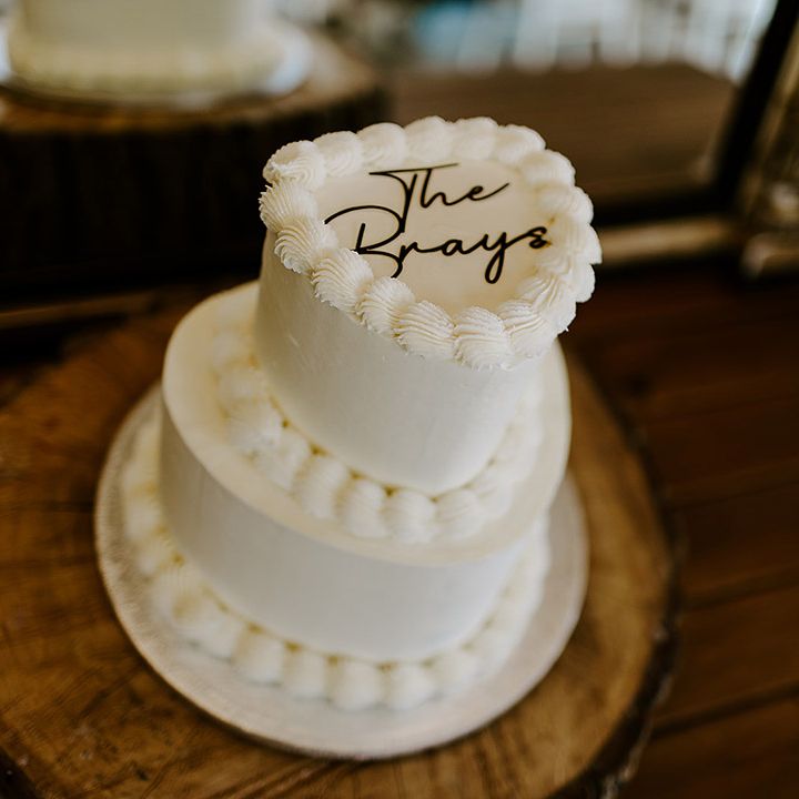 white-retro-wedding-cake