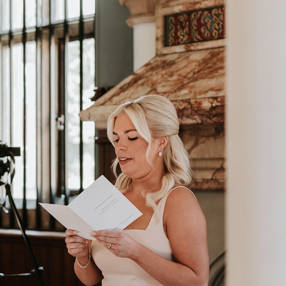bridesmaid-performs-wedding-reading