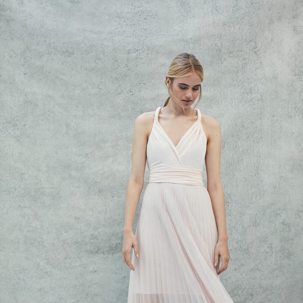 <a href="https://www.coast stores.com/p/corwin tulle maxi/1903765?utm_source=Rock_my_wedding&utm_medium=social&utm_campaign=blog_post&utm_content=corwindress" rel="noopener" target="_blank">Corwin Tulle Maxi</a> by Coast