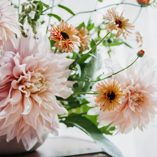 Minimalist & Understated Florals For Wedding
