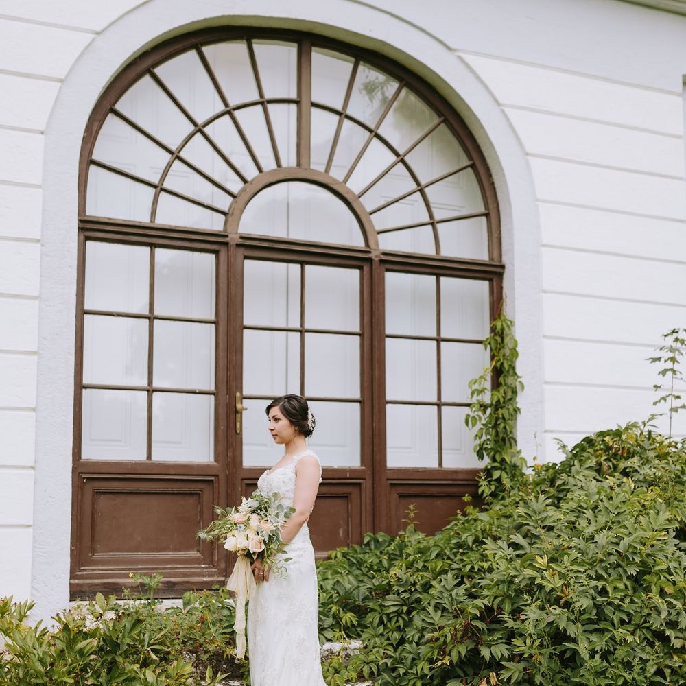 Bride in Brautmode Stern Wedding Dress