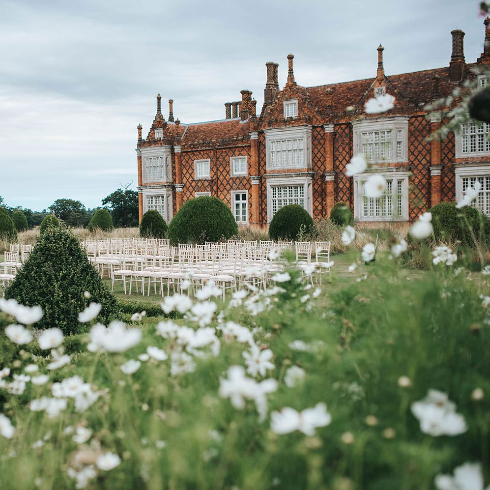 suffolk wedding photographer helmingham hall 15