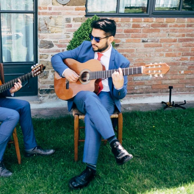 Guitarist | Wedding Entertainment | Outdoor Intimate Wedding at Casa Cornacchi in Tuscany, Italy | Dale Weeks Photography