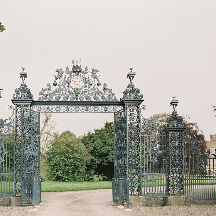 #crowedding Elmore Court