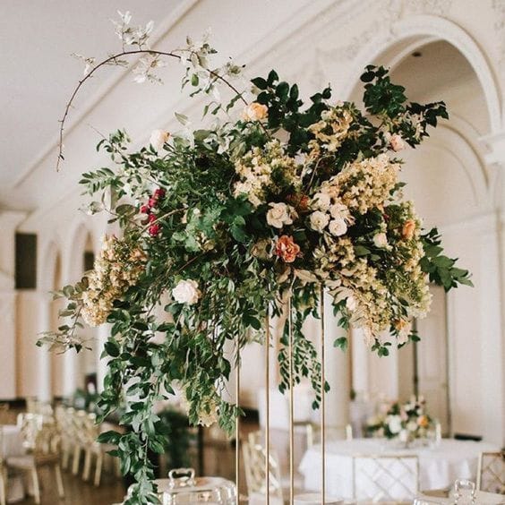 Image via <a href="https://thelane.com/style guide/style elements:flowers/5 tips for floral centrepiece styling   by flowers vasette" target="_blank">The Lane</a>