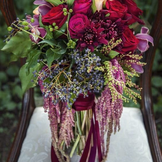 Image via <a href="https://theweddingplaybook.com/lush autumn wedding inspiration" target="_blank">The Wedding Playbook</a>