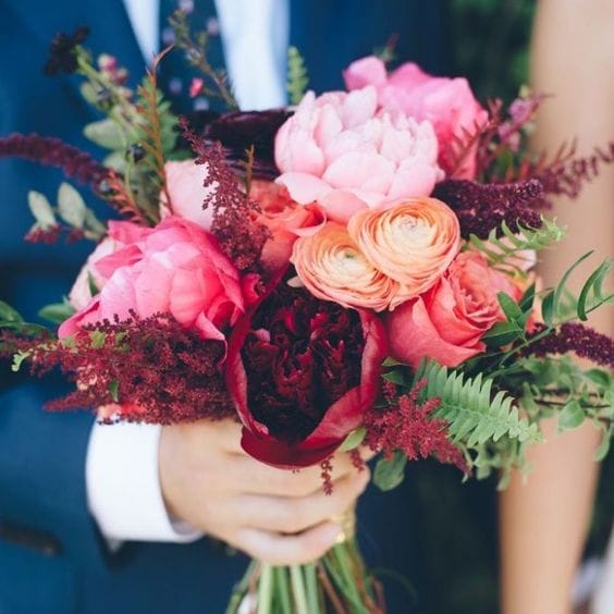 Image via <a href="https://www.deerpearlflowers.com/steal worthy fall wedding bouquets/" target="_blank">Deer Pearl Flowers</a>