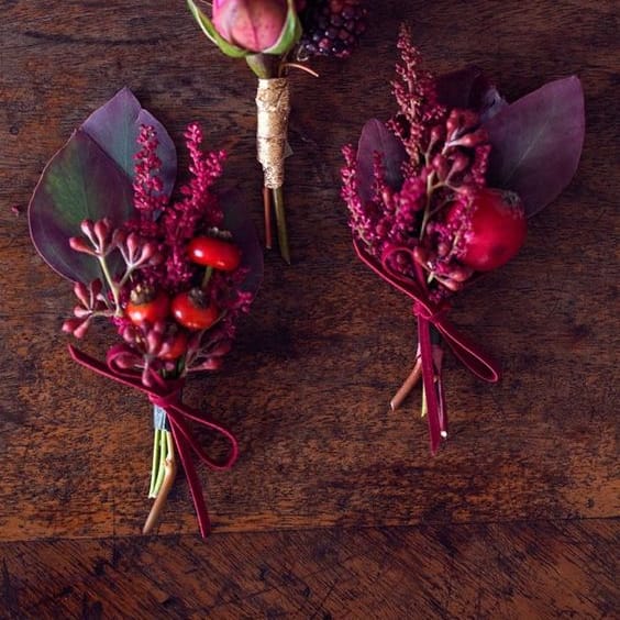Image via <a href="https://www.weddinggarterco.com/blogs/news/15617144 top 6 favourite autumn buttonholes" target="_blank">The Wedding Garter Co</a>
