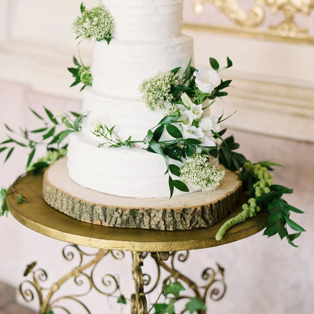Foliage Decorated Wedding Cake | Summer Styling Redefined | Cake by <a href="https://www.averybelovedwedding.com" rel="noopener" target="_blank">A Very Beloved Wedding</a> | Image by <a href="https://ashleyludaescher.com" rel="noopener" target="_blank">Ashley Ludaescher</a>