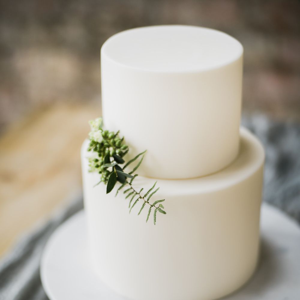 Simple and Classic Wedding Cake | Summer Styling Reimagined | Image by <a href="https://hannahhickmancakes.co.uk" rel="noopener" target="_blank">Hannah Hickman Cakes</a> | Image by <a href="https://www.johnbarwoodphotography.co.uk/" rel="noopener" target="_blank">John Barwood Photography</a>