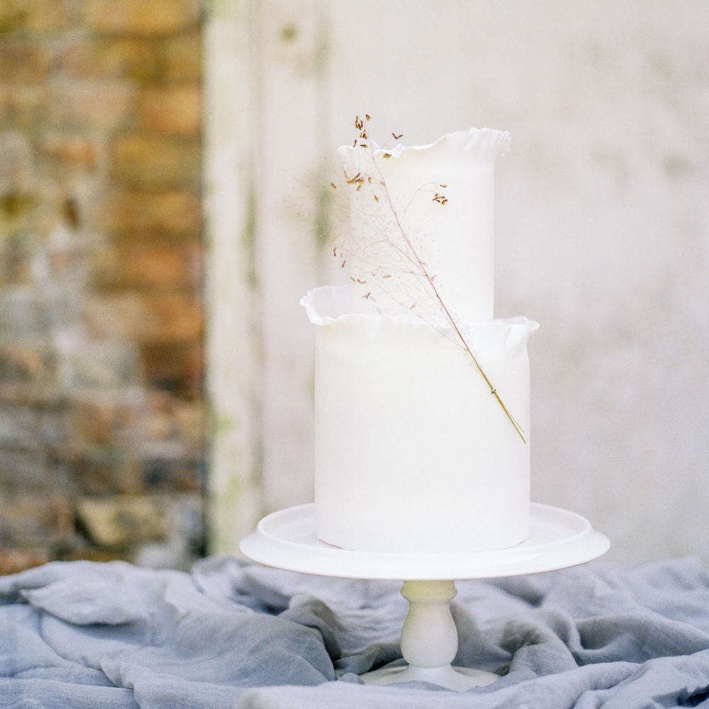 Stunning Minimalist Wedding Cake | Summer Styling Reimagined | Styling by <a href="https://www.onestylishday.com" rel="noopener" target="_blank">One Stylish Day</a> | Image by <a href="https://www.samanthawardphotography.co.uk" rel="noopener" target="_blank">Samantha Ward Photography</a>