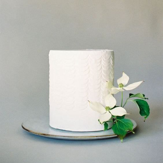 Botanical Wedding Cake | Summer Styling Reimagined | Image via <a href="https://www.studiomondine.com" rel="noopener" target="_blank">Studio Mondine</a> | Cake by <a href="https://ninecakes.com" rel="noopener" target="_blank">Nine Cakes</a> | Image by <a href="https://jenhuangphoto.com" rel="noopener" target="_blank">Jen Huang</a>