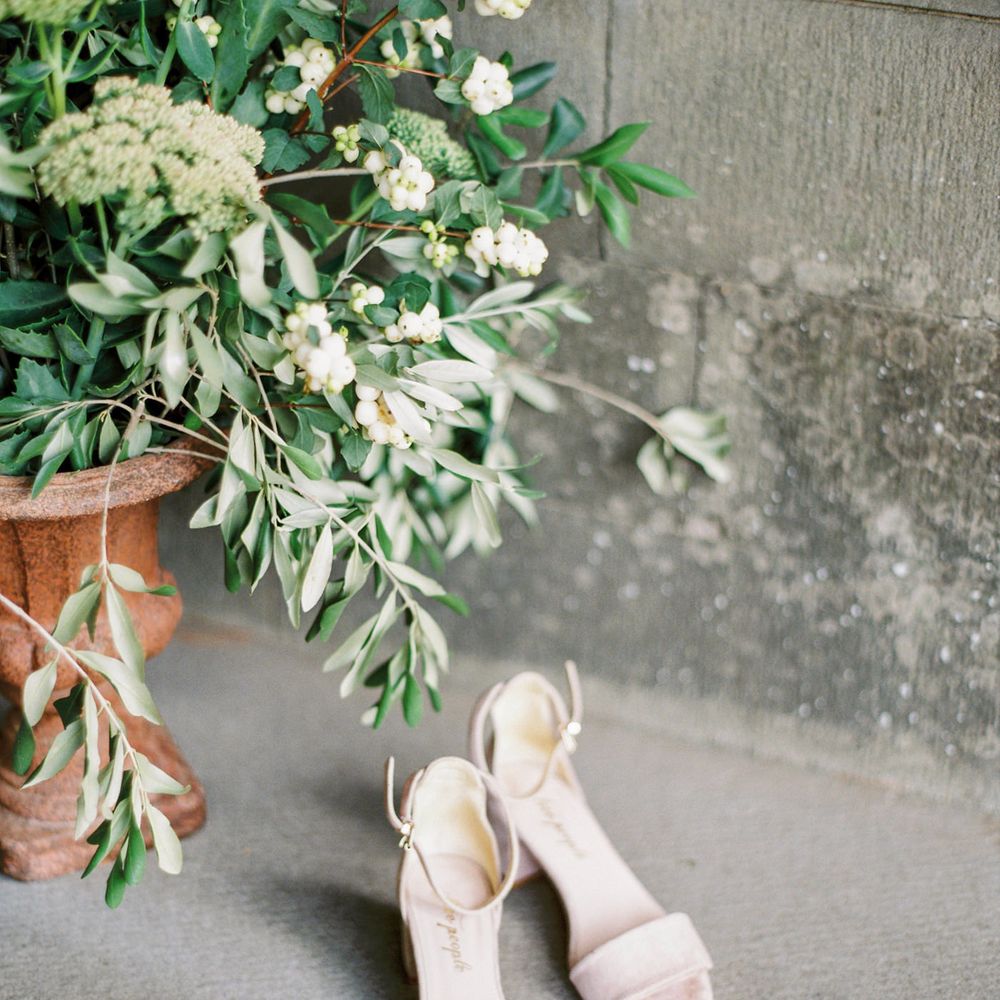 Bridal Shoes | Summer Styling Reimagined | Styling by <ahref="https://www.averybelovedwedding.com/" rel="noopener" target="_blank”>A Very Beloved Wedding</a> | Image by <ahref="https://www.stefaniekapraphoto.com" rel="noopener" target="_blank”> Stefanie Kapra</a>