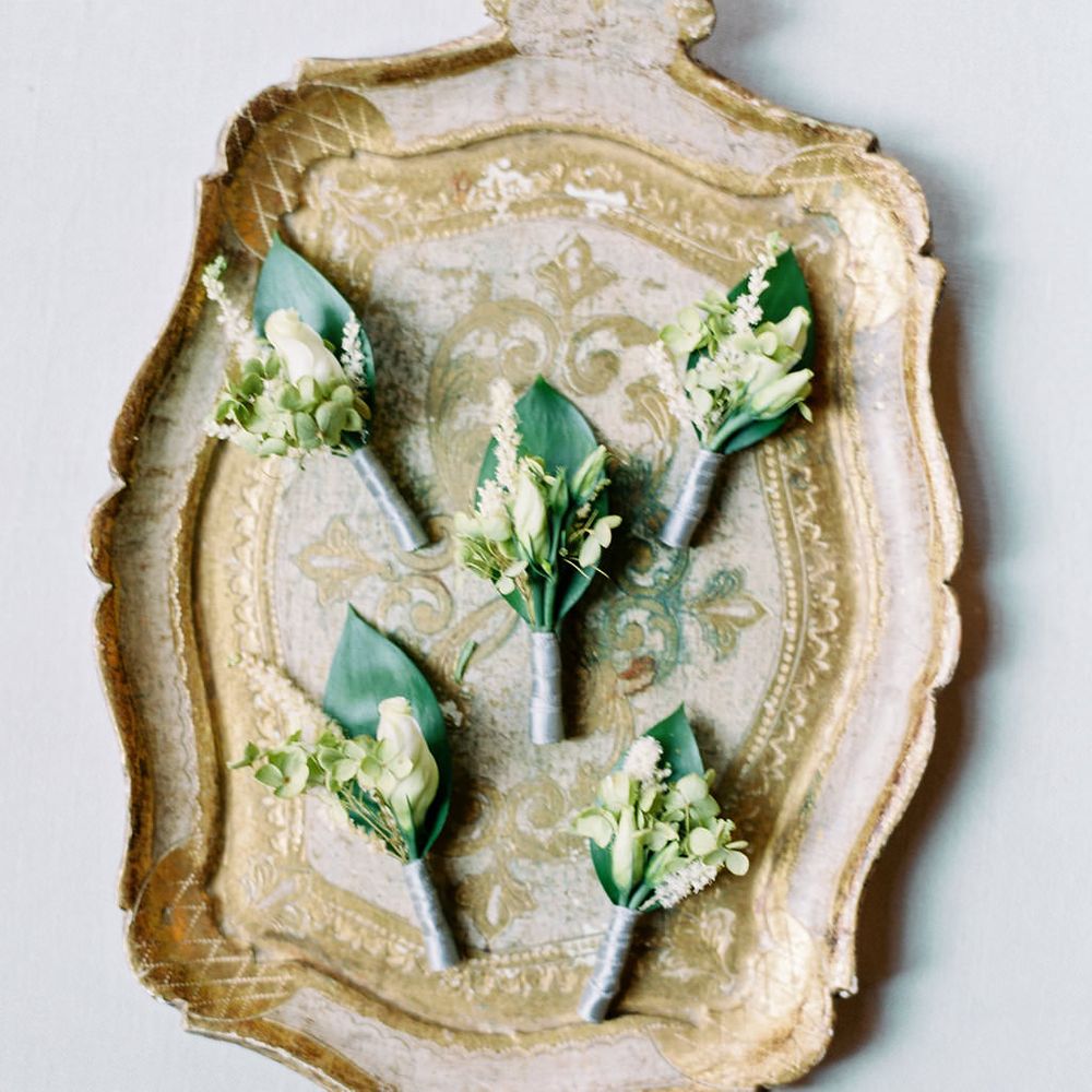Green & White Buttonholes | Summer Styling Reimagined | Styling by <a href="https://www.averybelovedwedding.com" rel="noopener" target="_blank">A Very Beloved Wedding</a> | Image by <a href="https://ashleyludaescher.com" rel="noopener" target="_blank">Ashley Ludaescher</a>