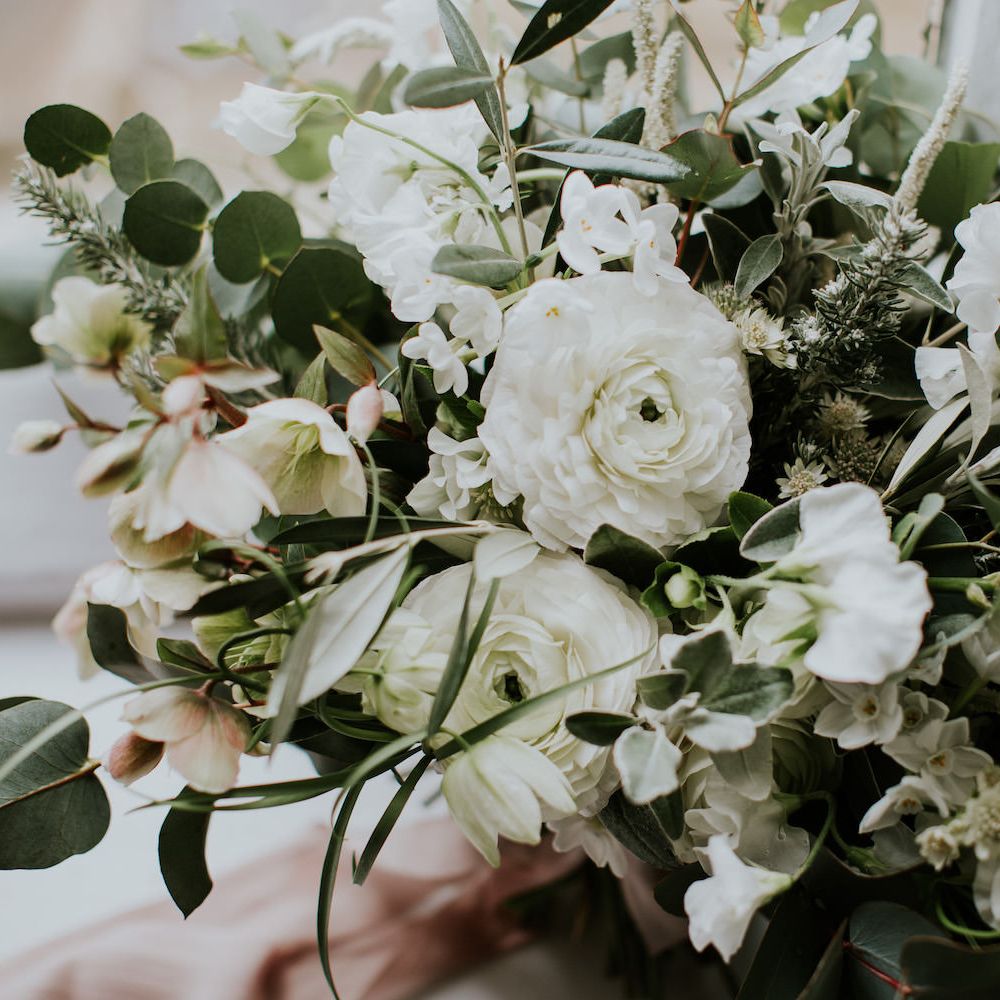 Bouquet with Ranunculus | Summer Styling Reimagined | Florals by Lily Lupin | Image byFlorals by <a href="https://www.lilylupin.co.uk/ " rel="noopener" target="_blank”>Lily Lupin</a> | Image by <a href="https://hayleysavagephotography.co.uk/ " rel="noopener" target="_blank”>Hayley Savage Photography</a>