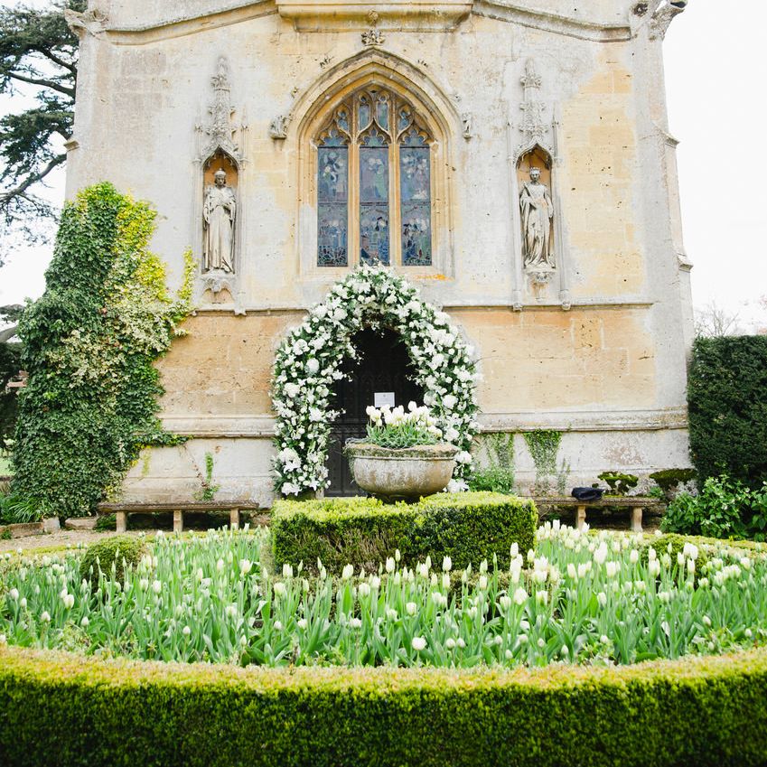 White & Green Floral Arch | Summer Styling Reimagined | Styling by <a href="https://www.sweetpeaandblossom.com " rel="noopener" target="_blank”>Sweetpea and Blossom</a> | Image by Image by <a href="https://www.google.com/url?sa=t&rct=j&q=&esrc=s&source=web&cd=1&cad=rja&uact=8&ved=0ahUKEwjfj6SFn7rbAhUKBMAKHYBcDVoQFggoMAA&url=https://www.jayrowden.com" rel="noopener" target="_blank”>Jay Rowden</a>
