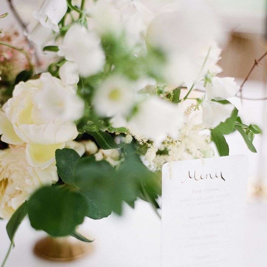 Summer Table Flowers | Summer Styling Reimagined | Florals by <a href="https://rubyandthewolf.com/ " rel="noopener" target="_blank”>Ruby & The Wolf </a> | Image by <a href="https://taylorandporter.co.uk/ " rel="noopener" target="_blank”>Taylor & Porter </a>