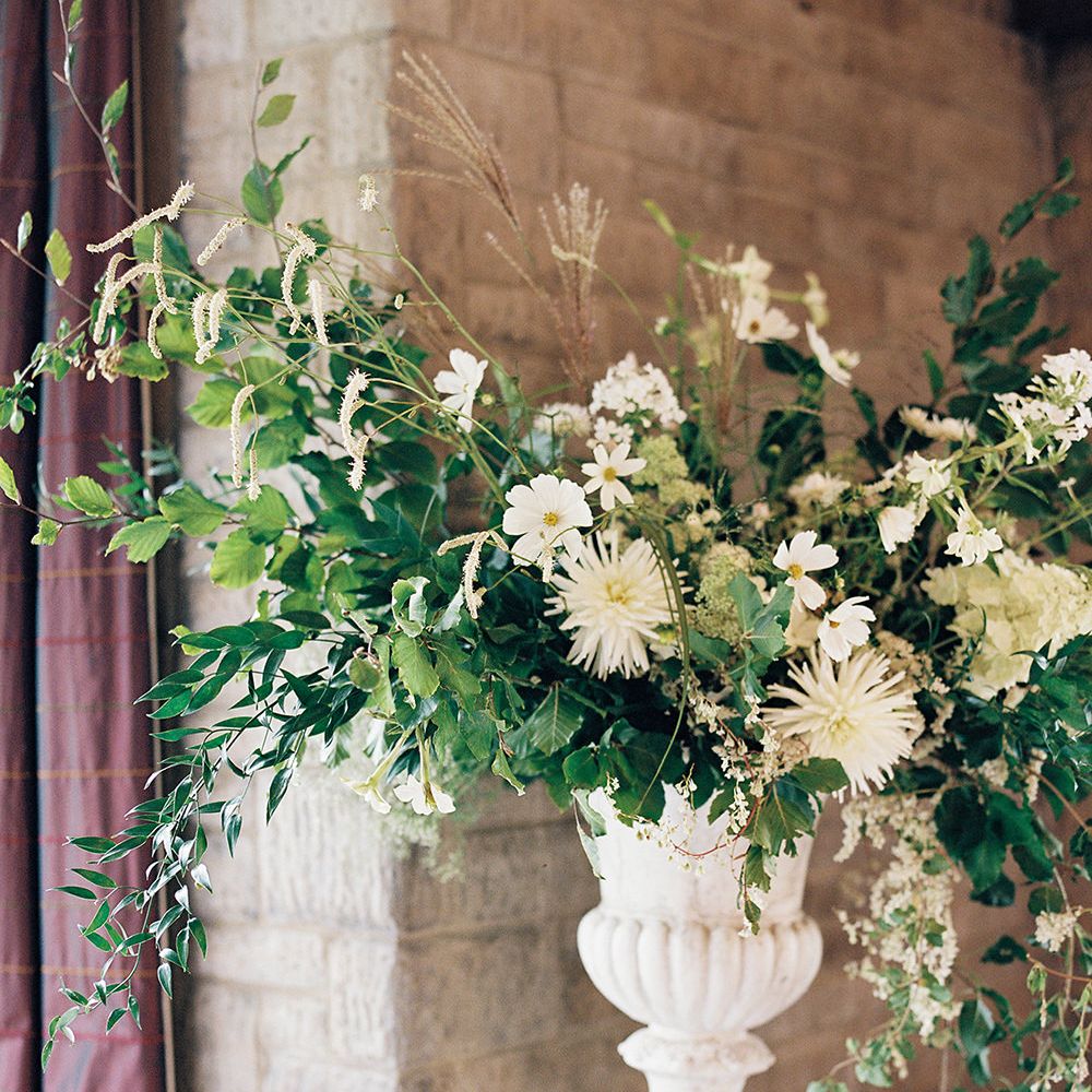 Summer White Florals | Summer Styling Reimagined | Florals by <a href="https://www.vervainflowers.co.uk/" rel="noopener" target="_blank”>Vervain </a> | Image by <a href="https://www.victoriaphippsphotography.co.uk/blog/" rel="noopener" target="_blank”>Victoria Phipps Photo</a>