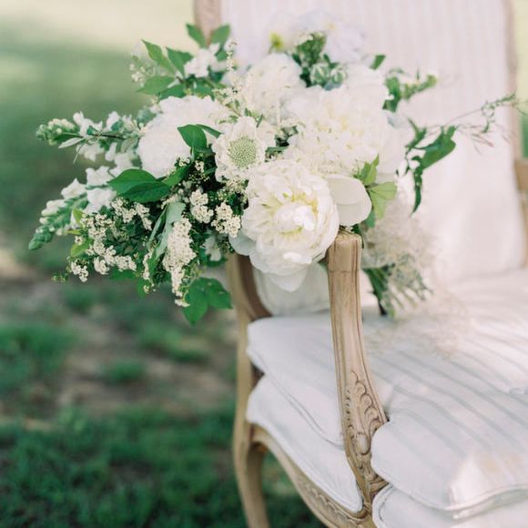 Elegant White Bouquet | Summer Styling Reimagined | Image via <a href="https://weddingsparrow.com/article/classic elegant white wedding ideas/" rel="noopener" target="_blank”>Wedding Sparrow </a> | Florals by <a href="https://www.kellylenard.com/20nq0iq582unk0lx236cvgf533bfzy " rel="noopener" target="_blank”>Intertwine </a> | Image by <a href="https://laurenalbanesephotography.blogspot.com/ " rel="noopener" target="_blank”>Lauren Albanese </a>