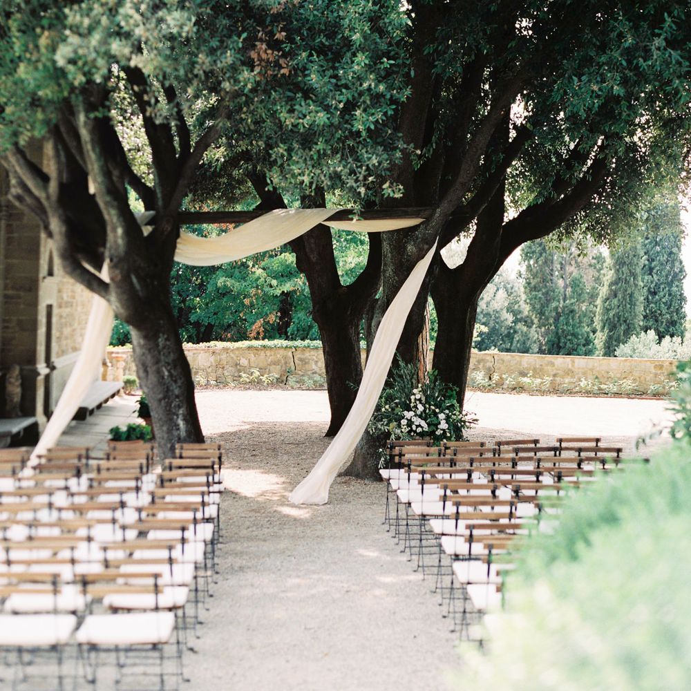 Outdoor Wedding Ceremony | Summer Styling Reimagined | Styling by <a href="https://www.averybelovedwedding.com" rel="noopener" target="_blank">A Very Beloved Wedding</a> | Image by <a href="https://www.stefaniekapraphoto.com" rel="noopener" target="_blank">Stefanie Kapra</a>
