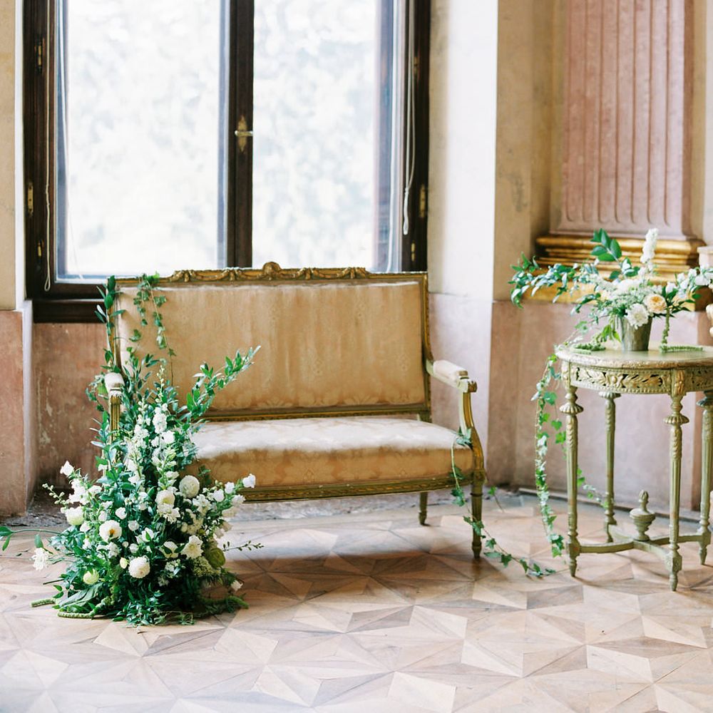 Guest Seating | Summer Styling Reimagined | Styling by <a href="https://www.averybelovedwedding.com" rel="noopener" target="_blank">A Very Beloved Wedding</a> | Image by <a href="https://ashleyludaescher.com" rel="noopener" target="_blank">Ashley Ludaescher</a>