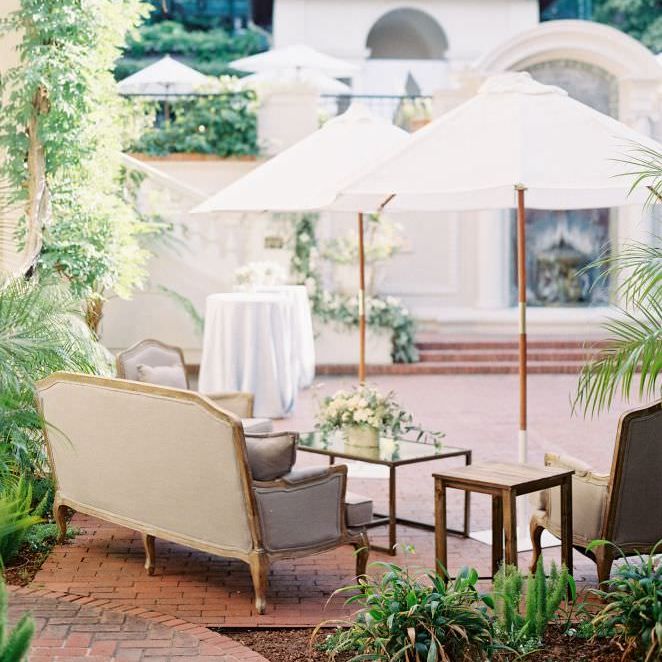 Outdoor cocktail reception | Summer Styling Reimagined | Image via <a href="https://www.fabmood.com/tulle wedding gown tuscan inspired wedding/" rel="noopener" target="_blank”>Fab Mood</a> | Image by <a href="https://jenhuangphoto.com/" rel="noopener" target="_blank”>Jen Huag Photography</a>