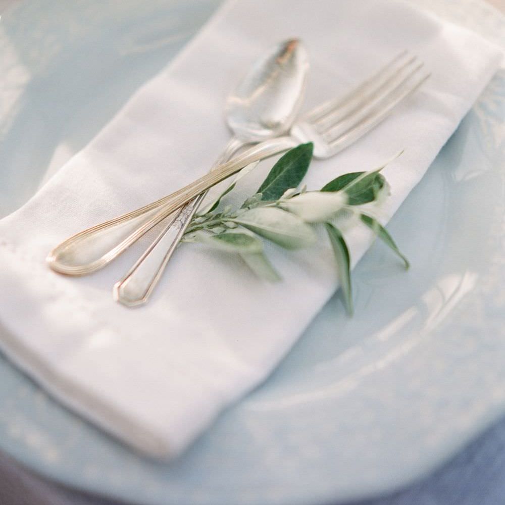 Simple Place Setting | Summer Styling Reimagined | Image via <a href="https://weddingsparrow.com" rel="noopener" target="_blank">Wedding Sparrow</a> | Image by <a href="https://vasia weddings.com/" rel="noopener" target="_blank">Vasia Han</a>