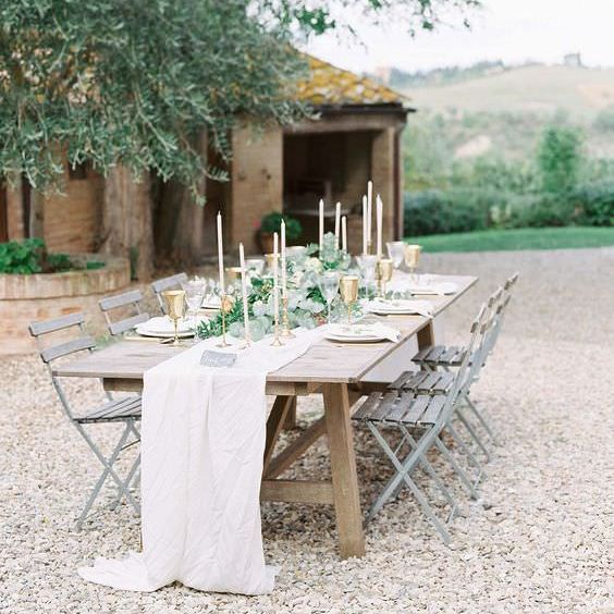 Destination Wedding Table Styling | Summer Styling Reimagined | Image via <a href="https://weddingsparrow.com" rel="noopener" target="_blank">Wedding Sparrow</a> | Image by <a href="https://www.savan photography.com/" rel="noopener" target="_blank">Savan Photography</a>
