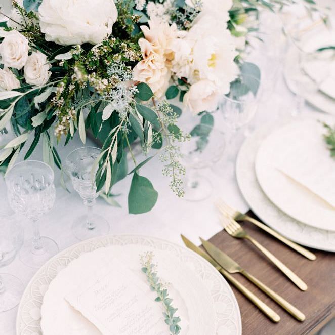 Beautiful Table Decor | Summer Styling Reimagined | Image via <a href="https://www.fabmood.com/tulle wedding gown tuscan inspired wedding/" rel="noopener" target="_blank”>Fab Mood</a> | Image by <a href="https://jenhuangphoto.com/" rel="noopener" target="_blank”>Jen Huag Photography</a>