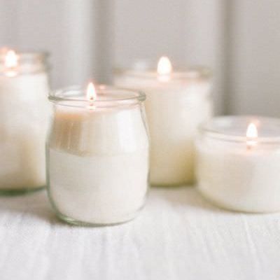 Glass Jar Candles | Summer Styling Reimagined | Image via <a href="https://www.stylemepretty.com" rel="noopener" target="_blank”>Style Me Pretty</a> | Image by <a href="https://www.whiteloftstudio.com/" rel="noopener" target="_blank”>White Loft Studio</a>