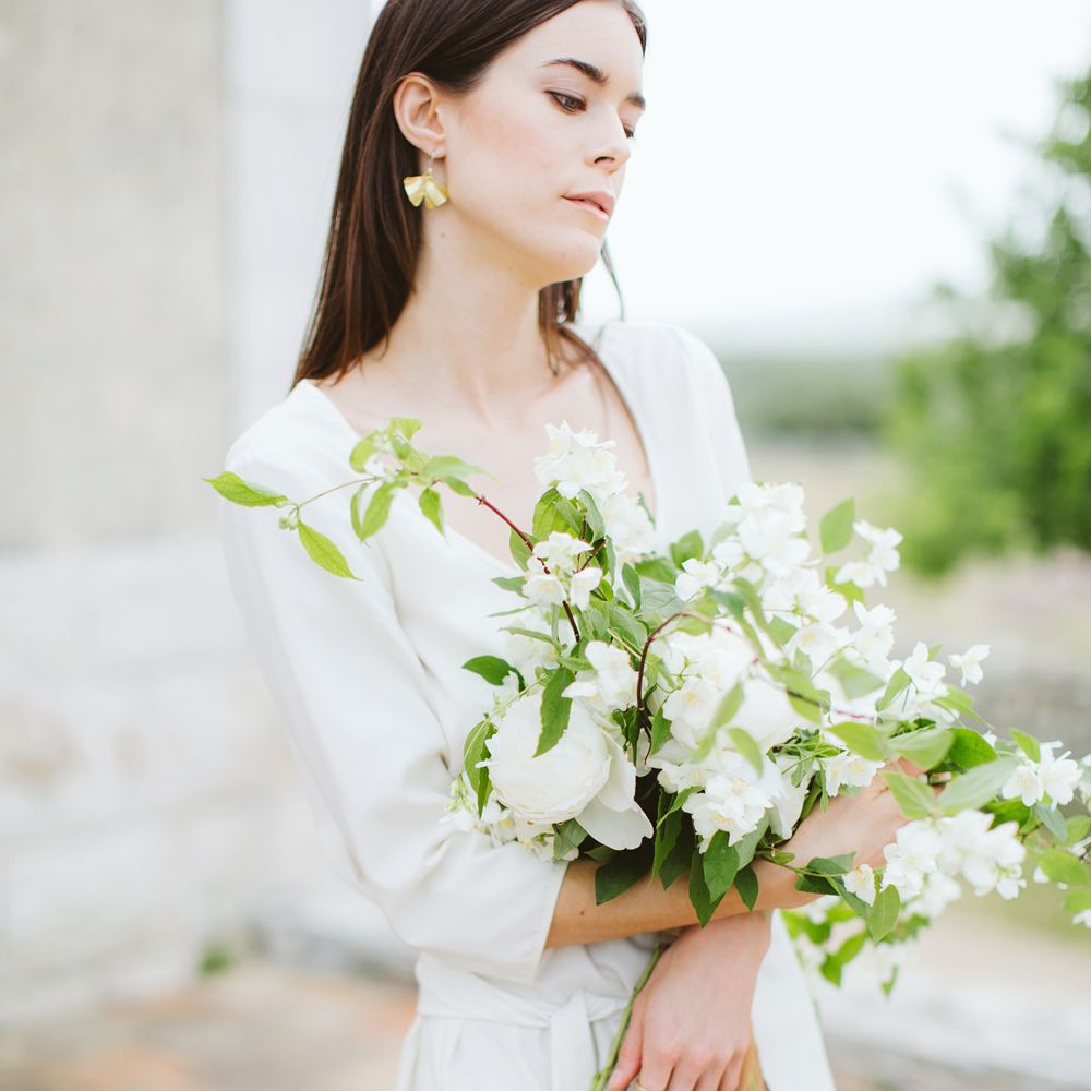White & Green Bouquet | Bride in Alessia Baldi Gown | Cristina Firotto Event Design | Valentina Oprandi Photography