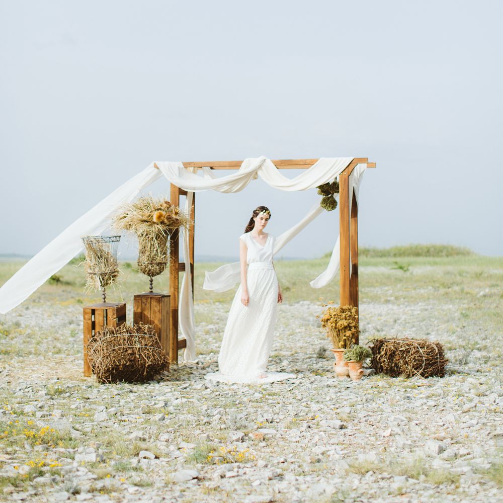 Outdoor Altar | Bride in Alessia Baldi Gown | Cristina Firotto Event Design | Valentina Oprandi Photography