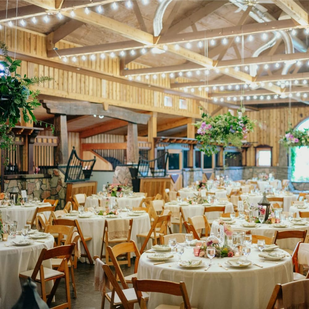 Mystique Ranch, Washington, USA with flower arch and installation