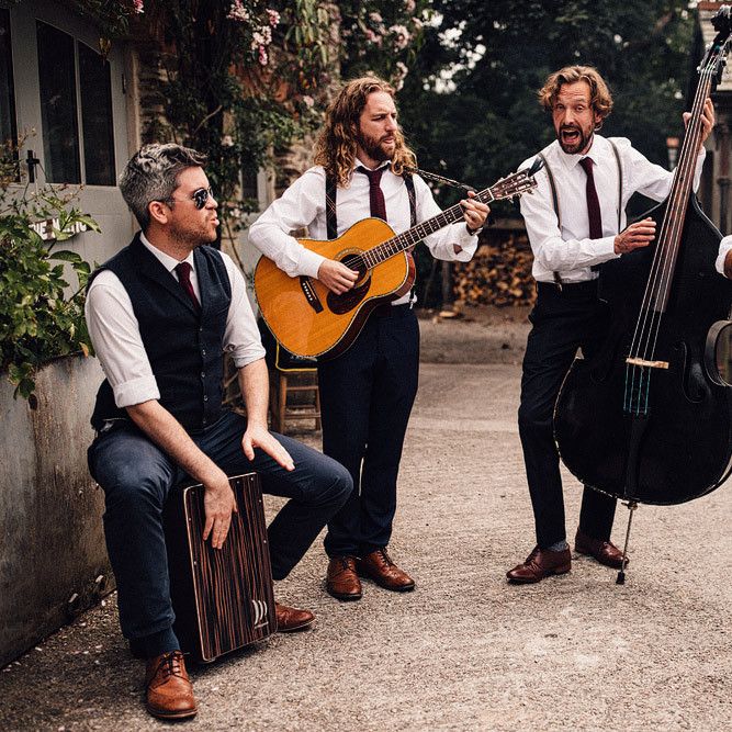 Wandering acoustic band wedding entertainment
