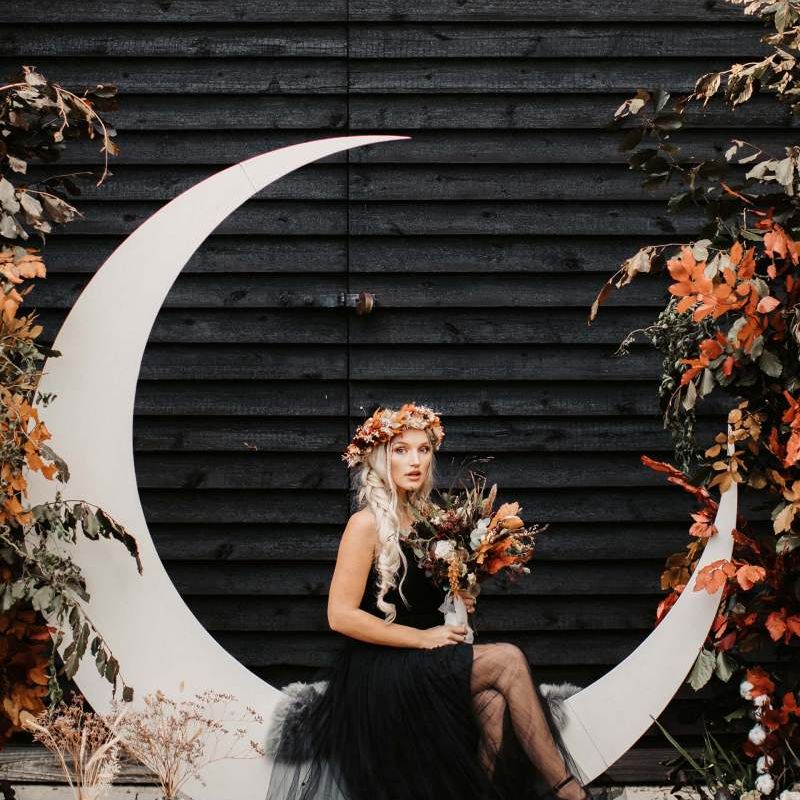 Halloween wedding decor and autumn flowers