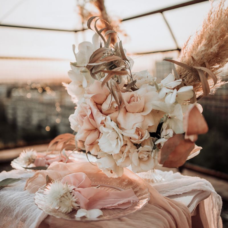 Neutral wedding flowers and decor by Pixy With Love