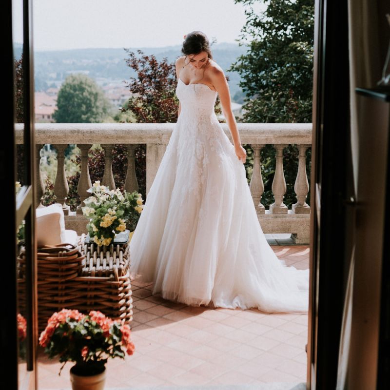 Pronovias wedding dress with pastel bouquet