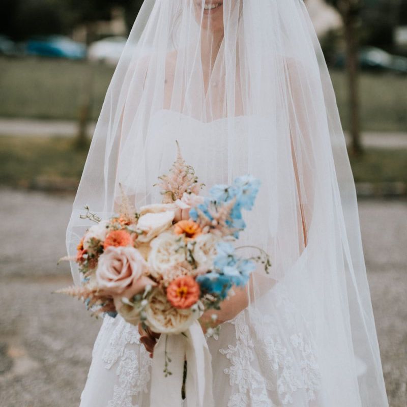 Pastel bouquet for bride with veil on