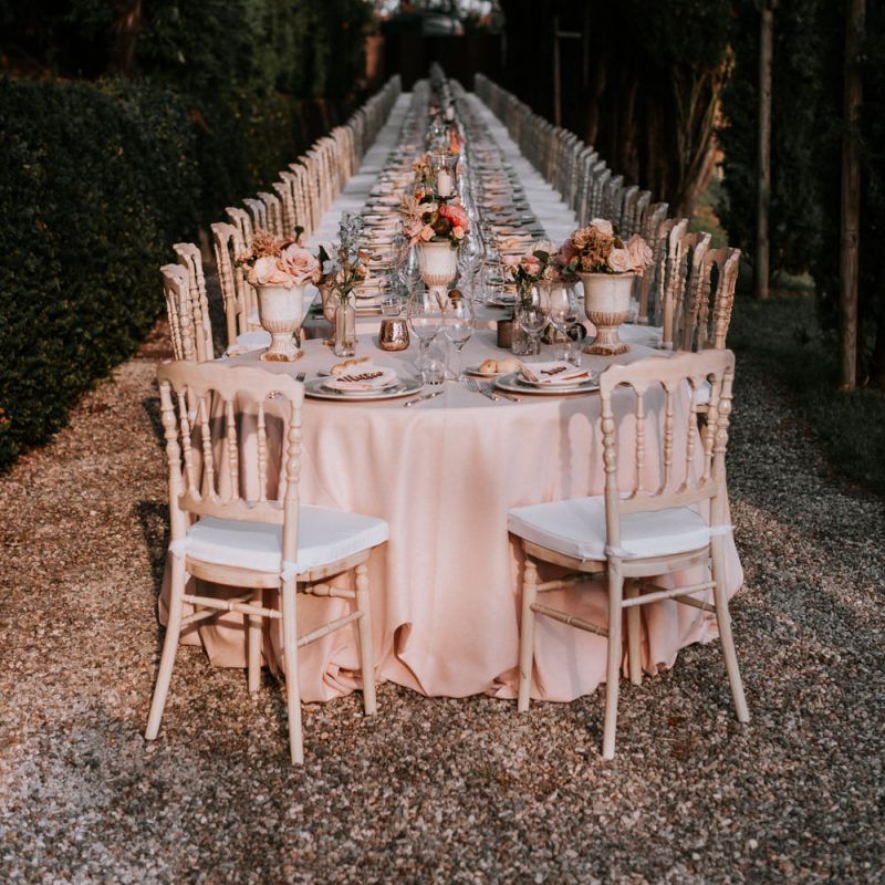 Extra long imperial table at Italian wedding