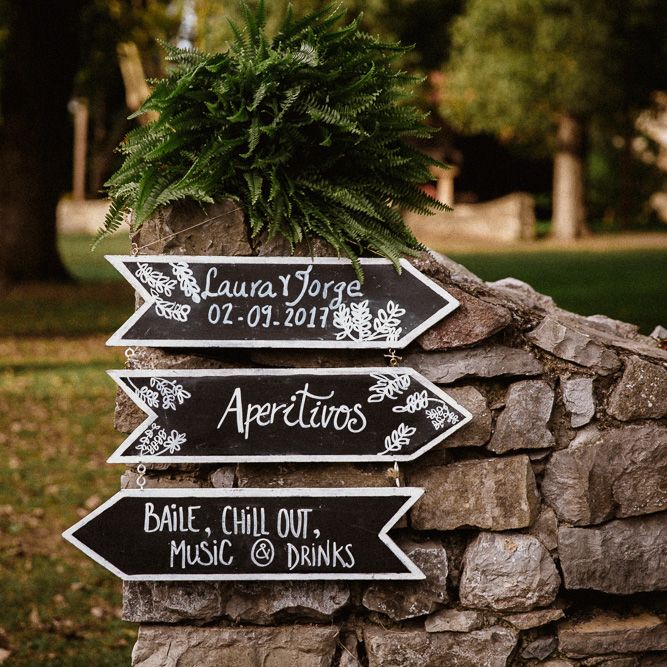 Wedding Signs | Wedding Decor | Romantic Spanish Wedding at La Salgar Restaurant in Asturias | La Mar Studio Photography