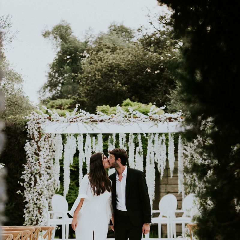 White wedding flowers for Jewish wedding ceremony