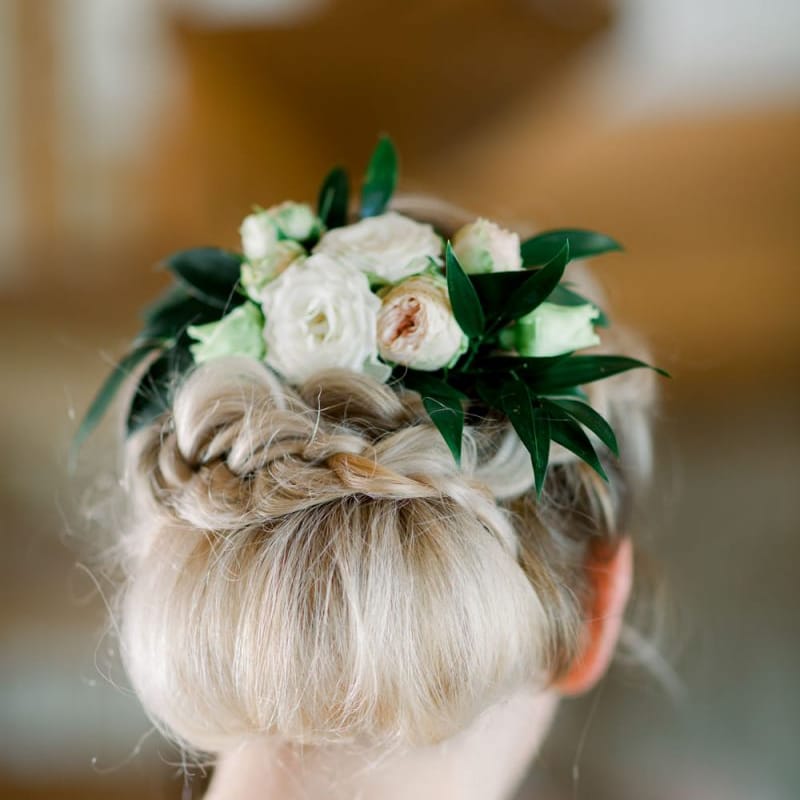 Wedding undo with floral hairpiece