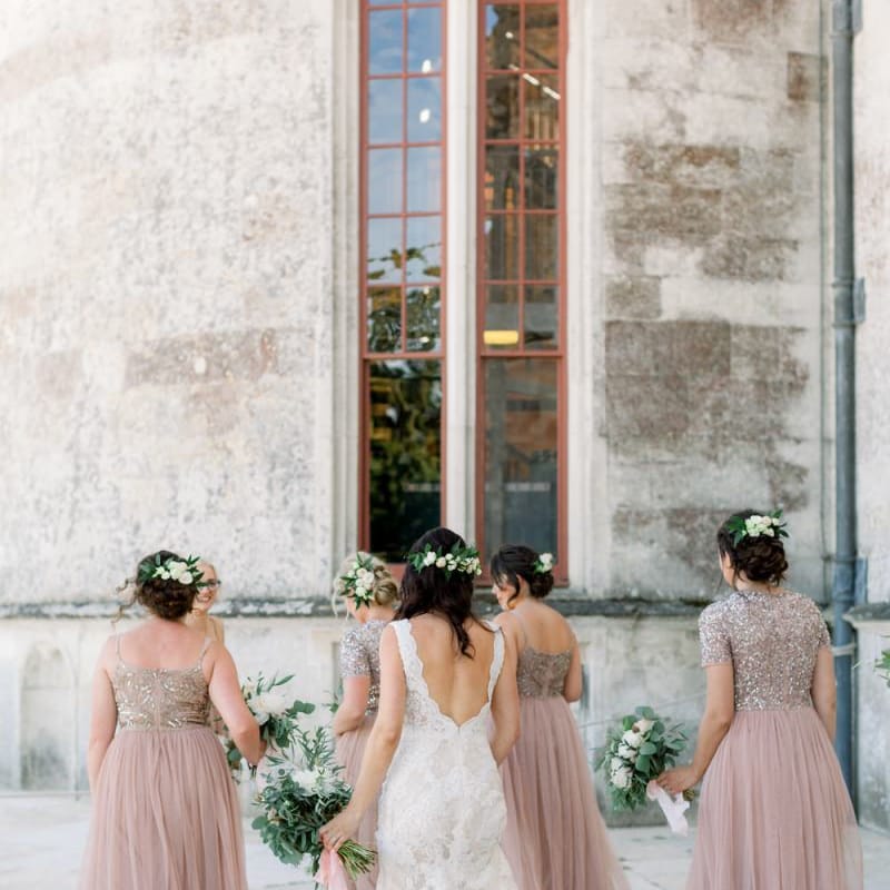 Bridesmaids with flower hairpieces